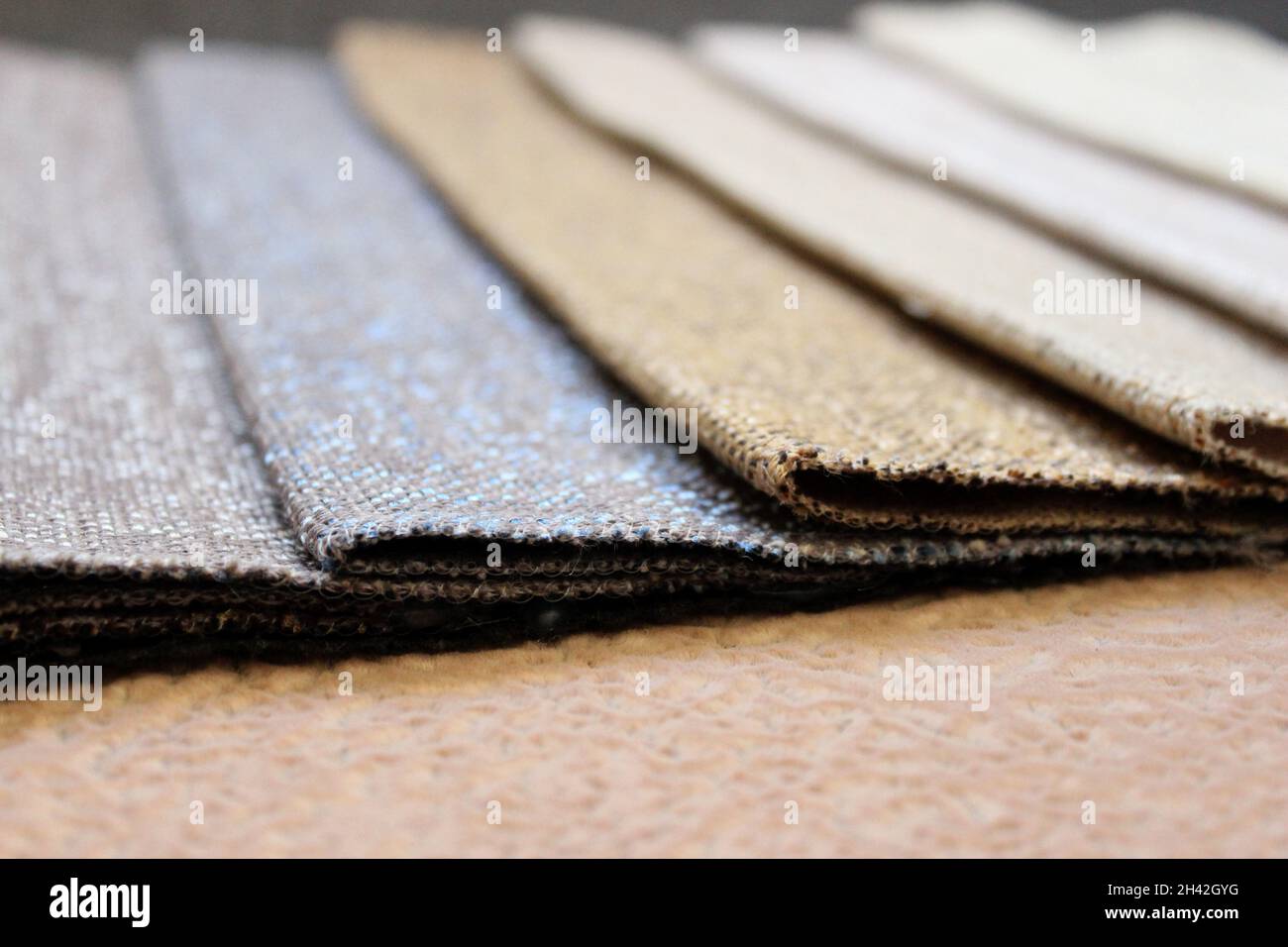 Samles tessuti organici: Lino, cotone, satin.Natural texture sfondo. Campioni di tessuto. Colori e texture diversi, naturali e sintetici Foto Stock
