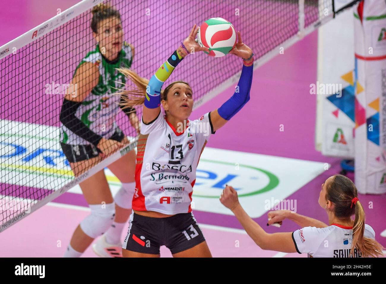 Cuneo, Italia. 31 ottobre 2021. Signorile Noemi (Bosca Cuneo) durante la Bosca S.Bernardo Cuneo vs Megabox Vallefoglia, Pallavolo Serie Italiana A1 Women Match in Cuneo, Italia, Ottobre 31 2021 Credit: Agenzia fotografica indipendente/Alamy Live News Foto Stock