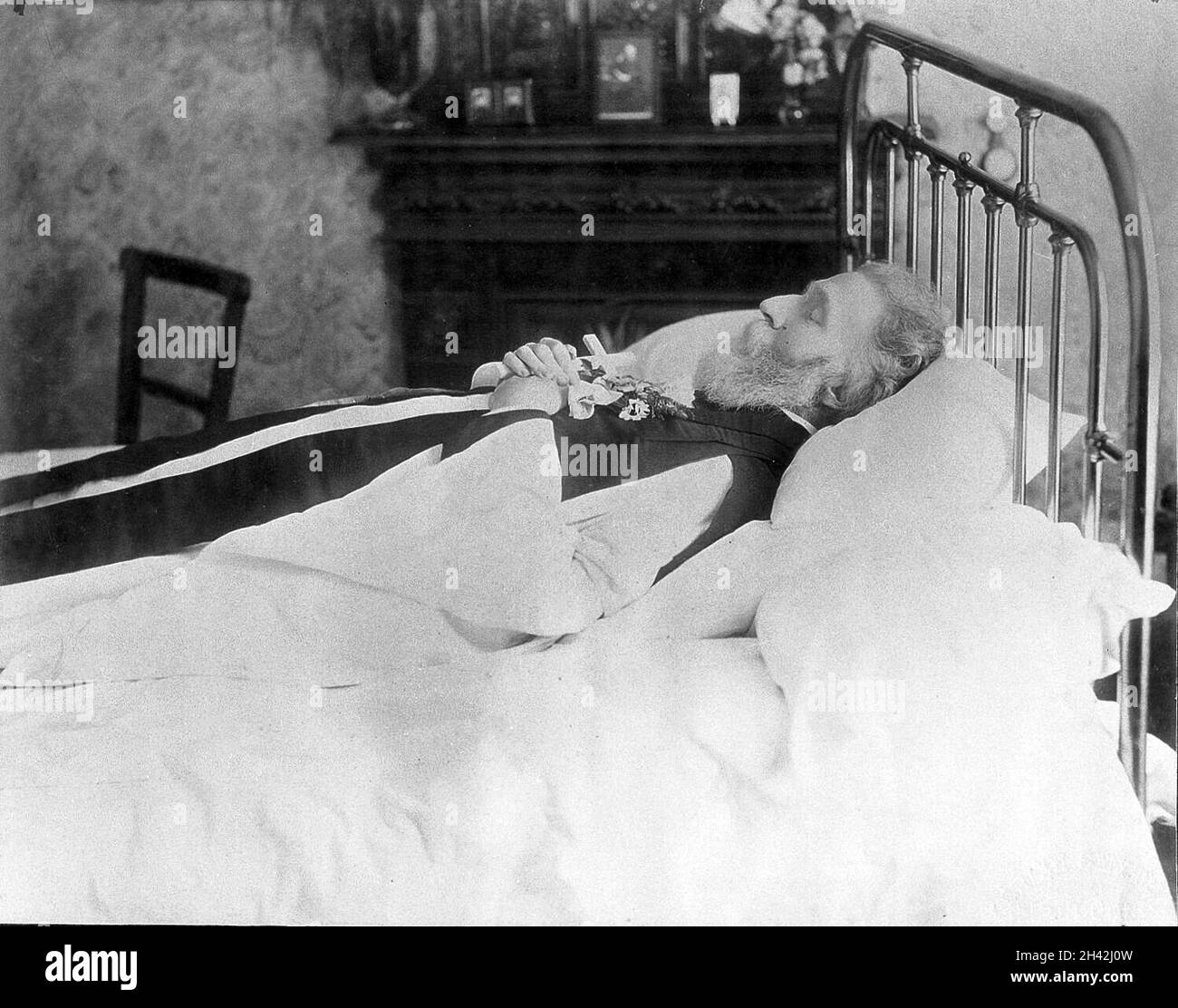 Un uomo morto, vestito di abiti, steso sul suo letto. Fotografia Foto stock  - Alamy