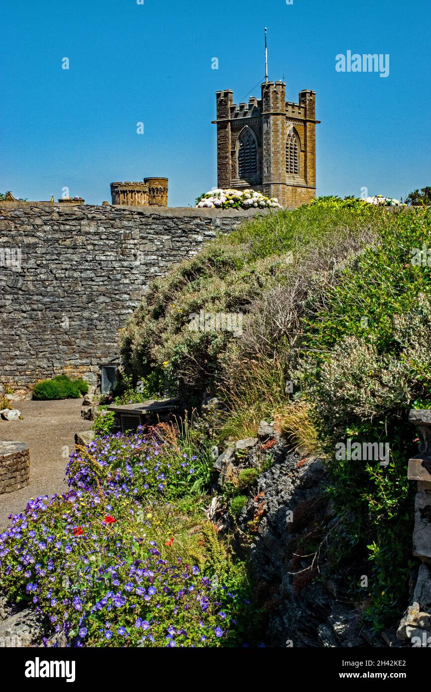 Il tower della chiesa di St Michaels dal terreno del castello di Aberystwyth. Foto Stock