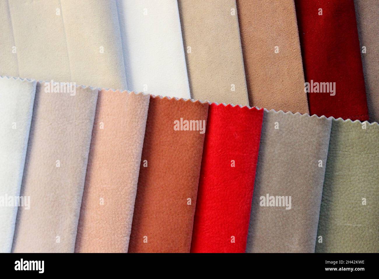 Samles tessuti organici: Lino, cotone, satin.Natural texture sfondo. Campioni di tessuto. Colori e texture diversi, naturali e sintetici Foto Stock