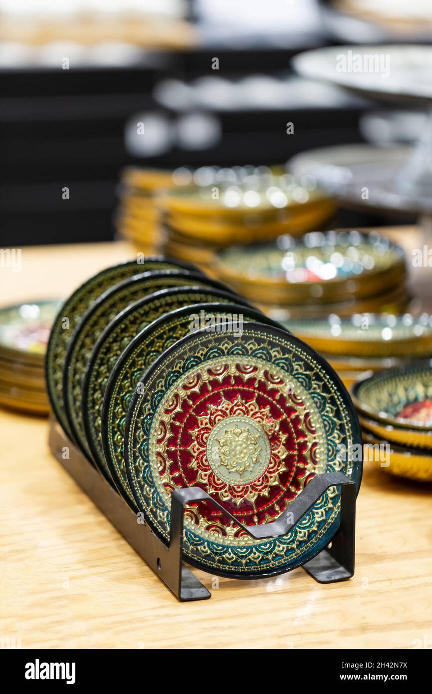 Focalizzazione selettiva delle lastre decorative dipinte su stand con utensili da cucina. Disegno a mano in stile turco. Islam, arabo e indiano. Background per Foto Stock