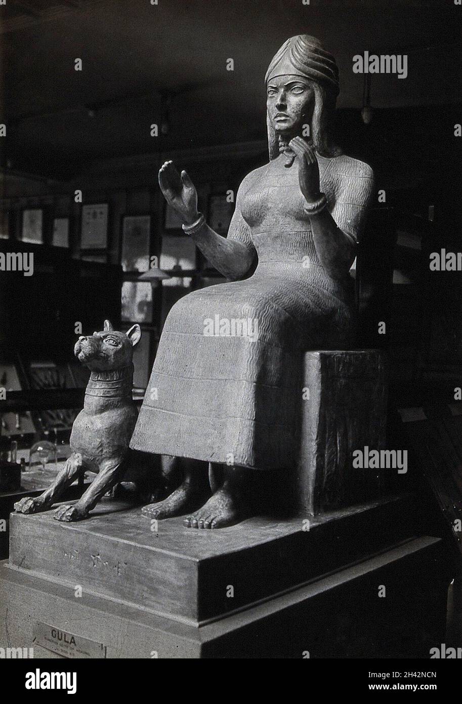 Una scultura di Guna, divinità mesopotamiana di guarigione: Vista laterale. Fotografia. Foto Stock