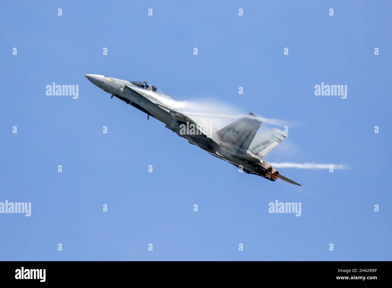 Una Royal Canadian Air Force (RCAF) CF-18 Hornet durante una dimostrazione di volo all'evento London Airshow SkyDrive 2021 in Ontario, Canada. Foto Stock