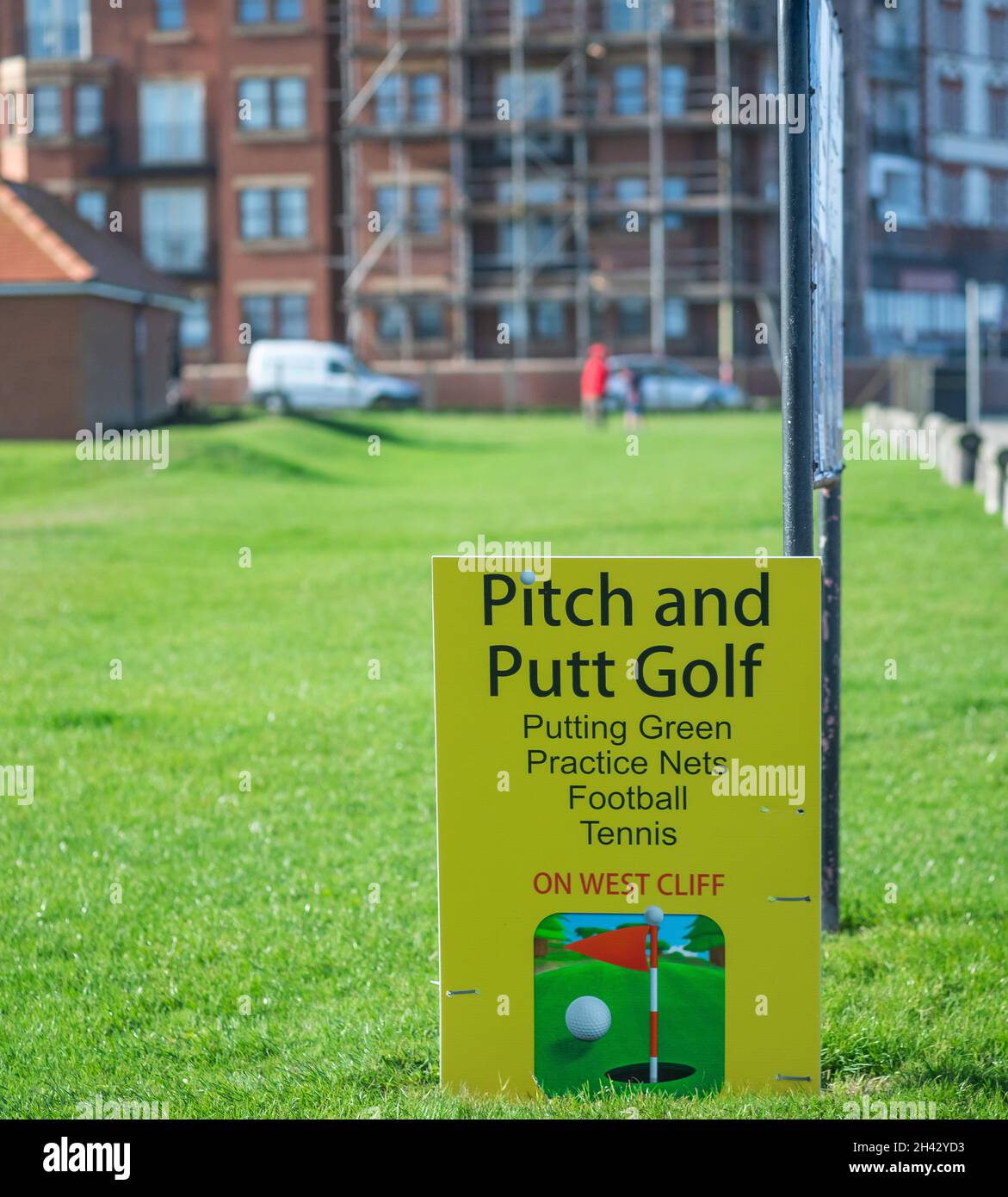 L'insegna pubblicitaria sul campo da golf Pitch and putt a West Cliff, whitby nel North Yorkshire, ottobre 2021 Foto Stock