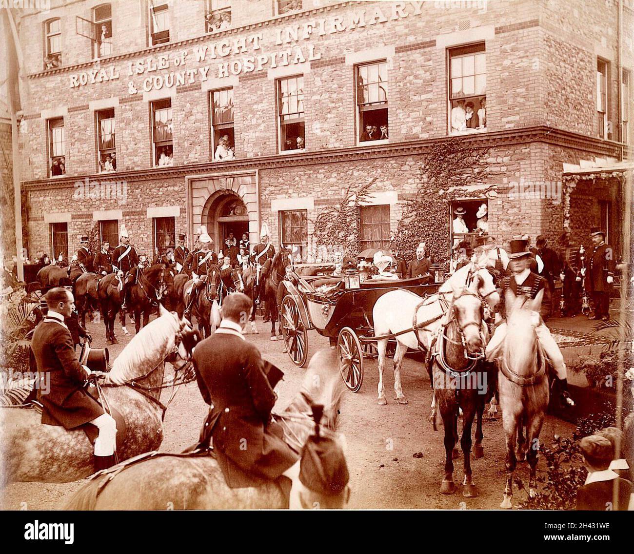 Royal Isle of Wight Infirmary and County Hospital: Esterno con la Regina Vittoria e frequentatori in visita, 1899. Fotografia. Foto Stock