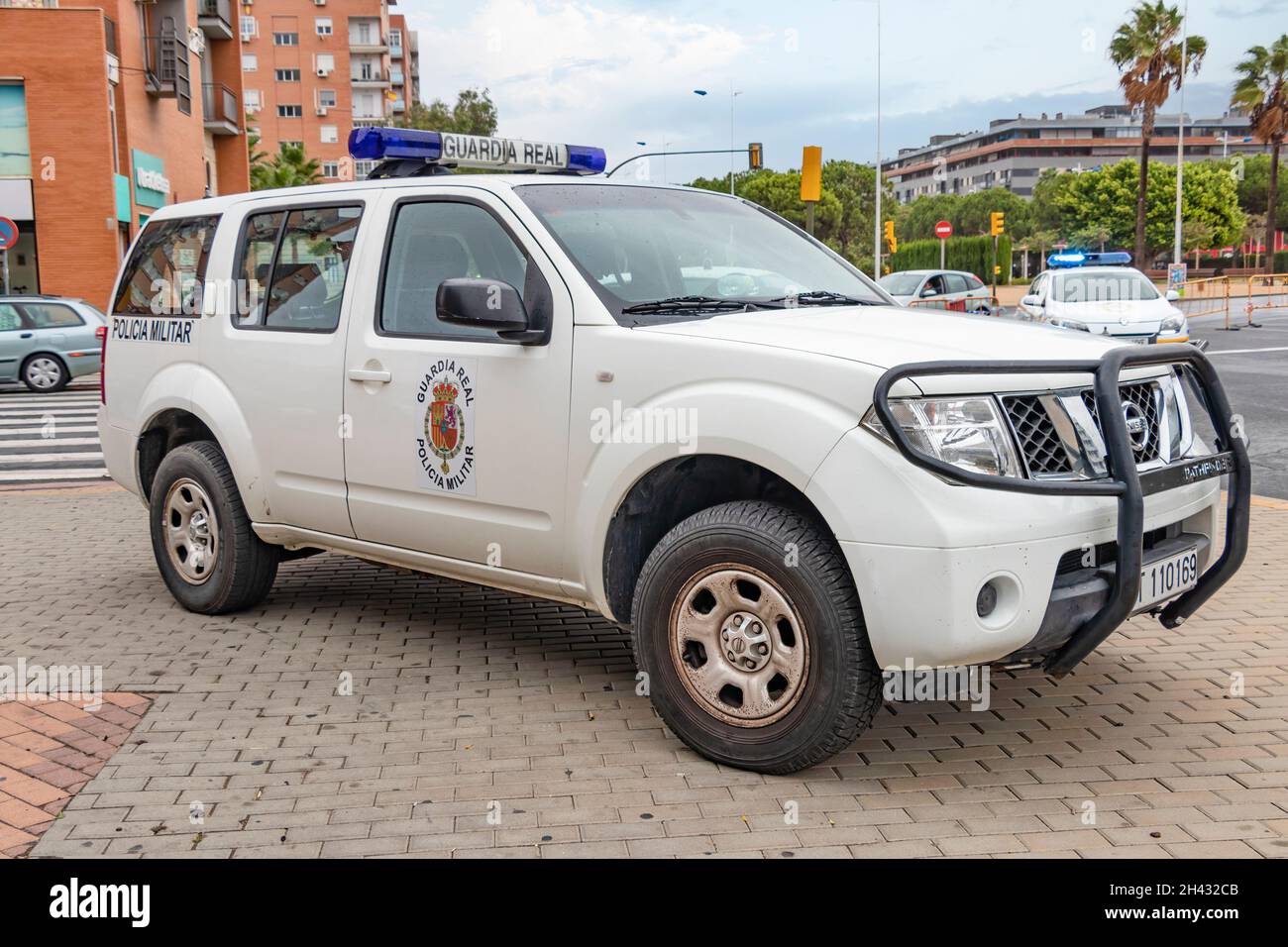 Huelva, Spagna - 30 ottobre 2021: Nissan Pathfinder della polizia militare della Guardia reale spagnola Foto Stock