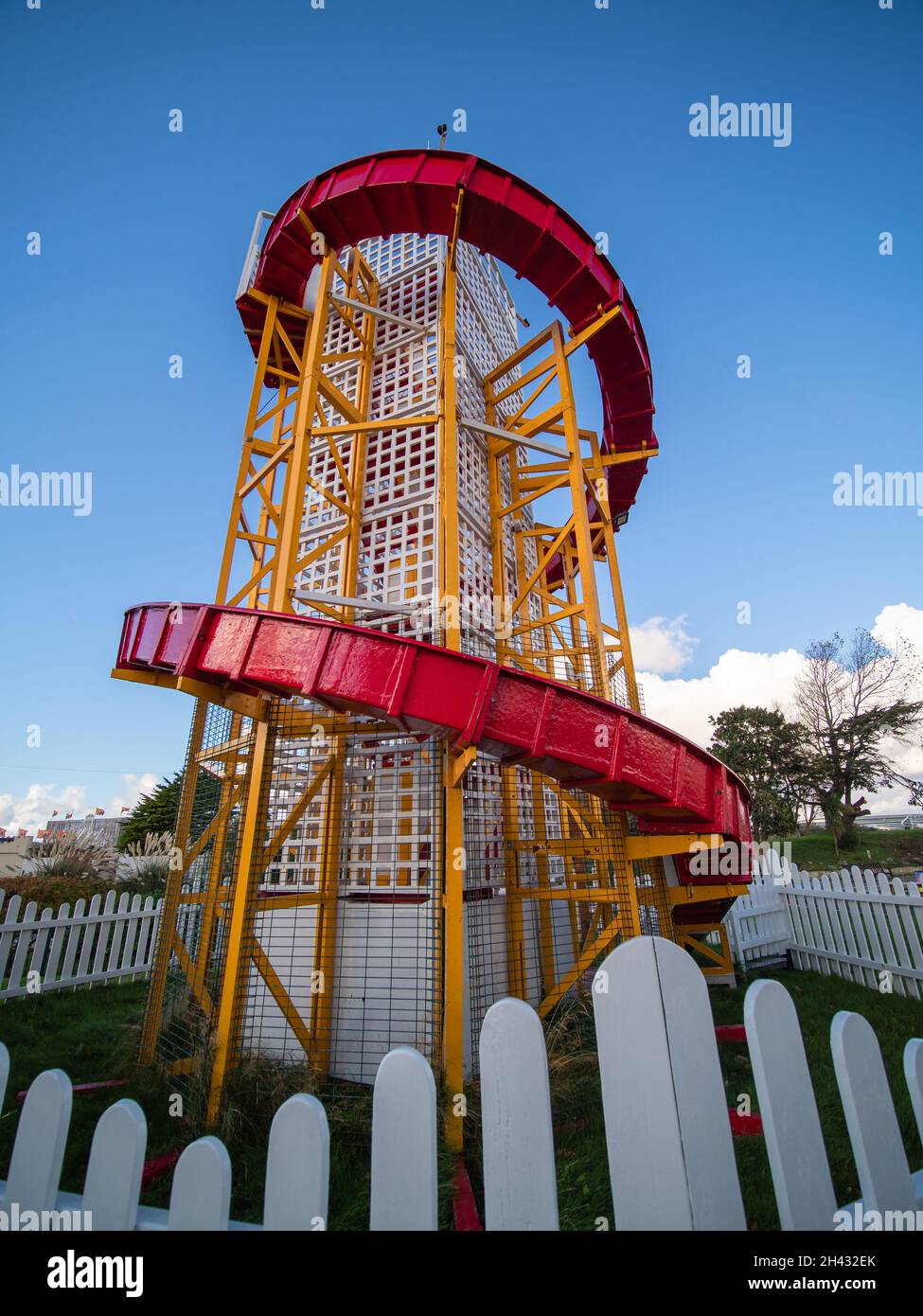 Scivolo in legno Helterskelter in fiera Foto Stock