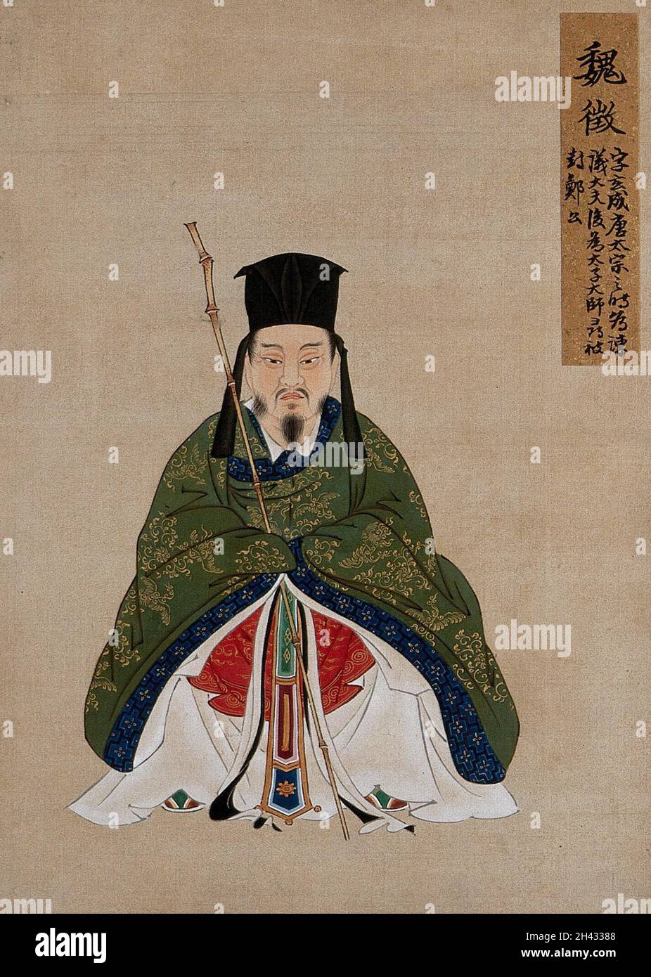 Una figura cinese, seduta, con personale di bambù, indossando abiti verdi con bordo blu e cappello nero. Pittura di un artista cinese, ca. 1850. Foto Stock