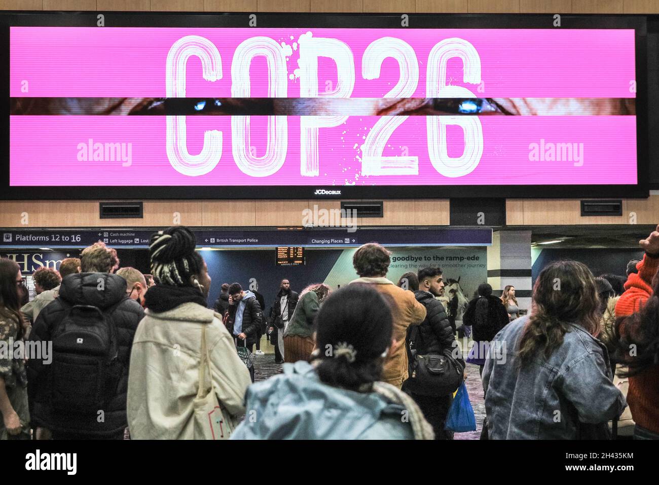 Euston Station, Londra, Regno Unito. 31 ottobre 2021. La gente attende le informazioni in una stazione affollata di Euston poichè molti treni per Glasgow sono stati ritardati o cancellati a causa delle interruzioni dovute al tempo precedente e di un albero caduto su una linea ferroviaria. Alcuni visitatori, partecipanti e delegati potrebbero subire ritardi nel viaggio verso la COP26. La stazione è un hub principale per i viaggiatori in cima e cartelloni per visualizzare messaggi relativi all'evento. Credit: Imagplotter/Alamy Live News Foto Stock