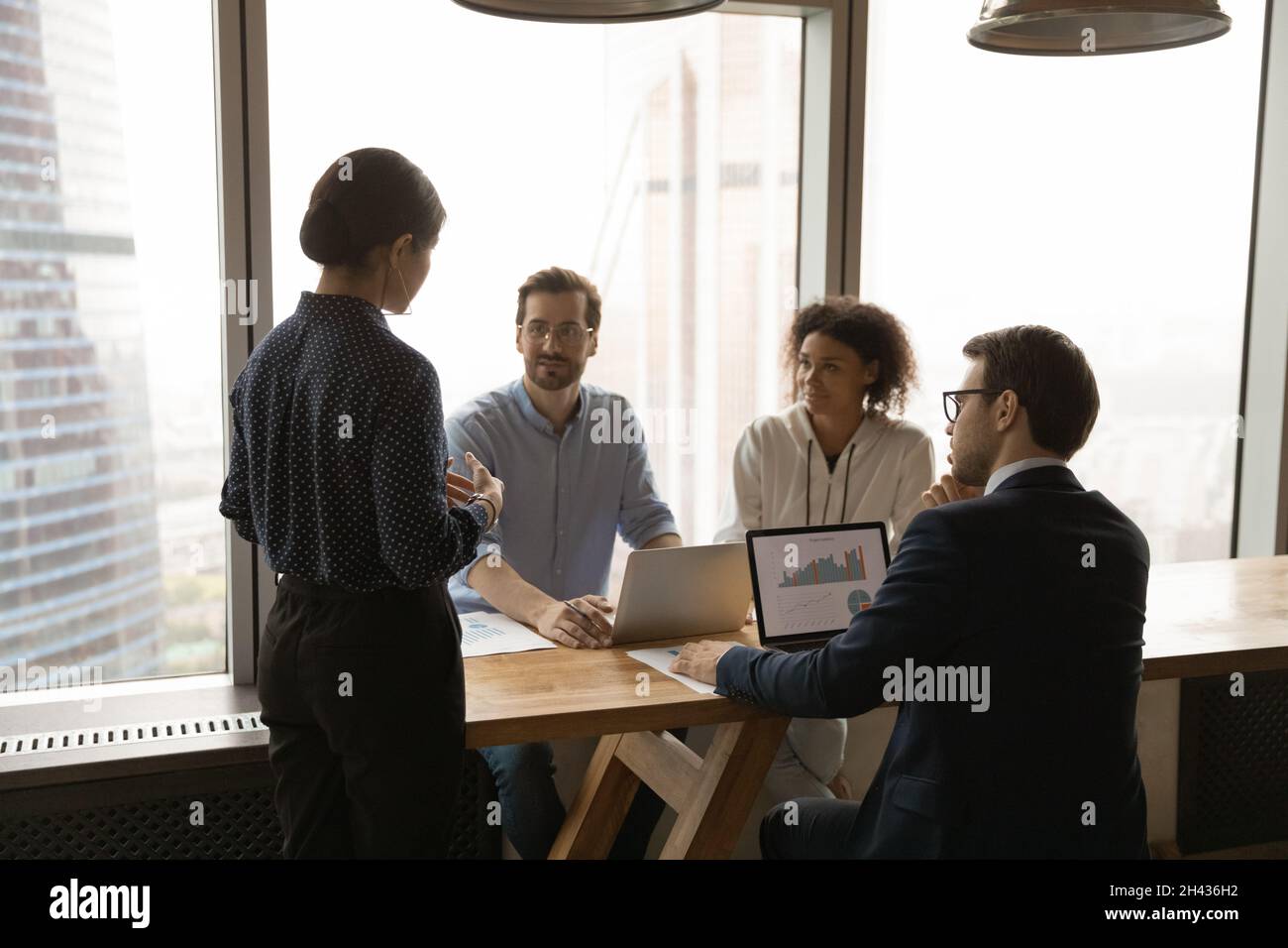 Concentrate persone miste che ascoltano il team leader. Foto Stock