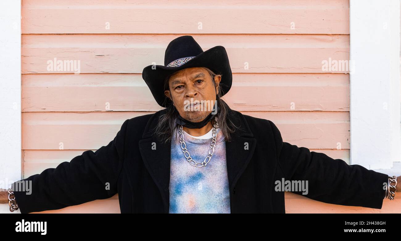 Ritratto di un uomo cowboy. Vecchio uomo in stile occidentale vestito in legno chiaro sfondo parete. Vista sulla strada, foto di viaggio-Ottobre 20,2021-Richmond BC Foto Stock