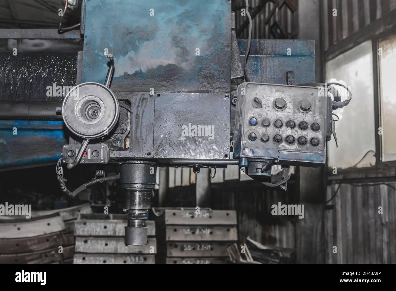 Vecchia fresatrice con pannello di controllo e pulsanti e attrezzature per la lavorazione dei metalli in officina di un impianto industriale. Foto Stock
