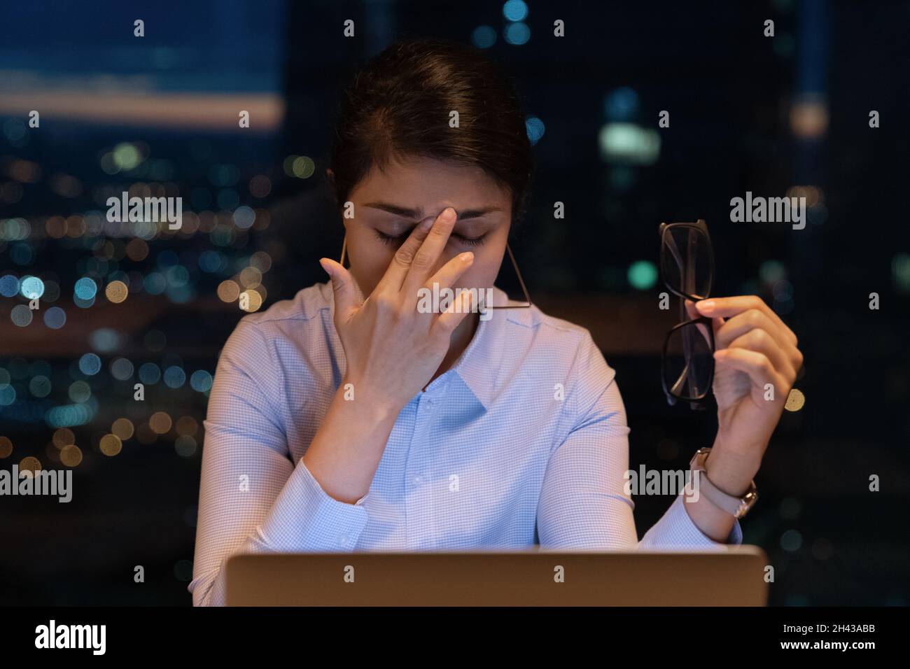 Sopraffatta la giovane donna d'affari indiana che soffre di vista offuscata. Foto Stock
