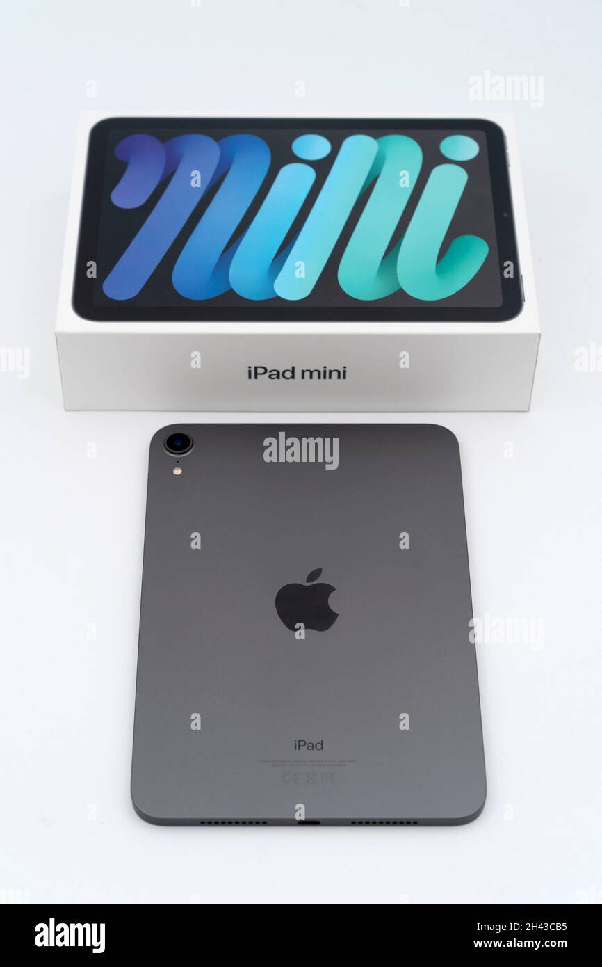 Apple iPad Mini 6 con confezione tagliata isolata su sfondo bianco Foto Stock