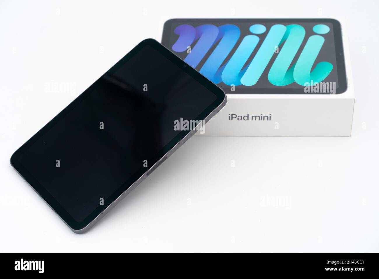 Apple iPad Mini 6 con confezione tagliata isolata su sfondo bianco Foto Stock