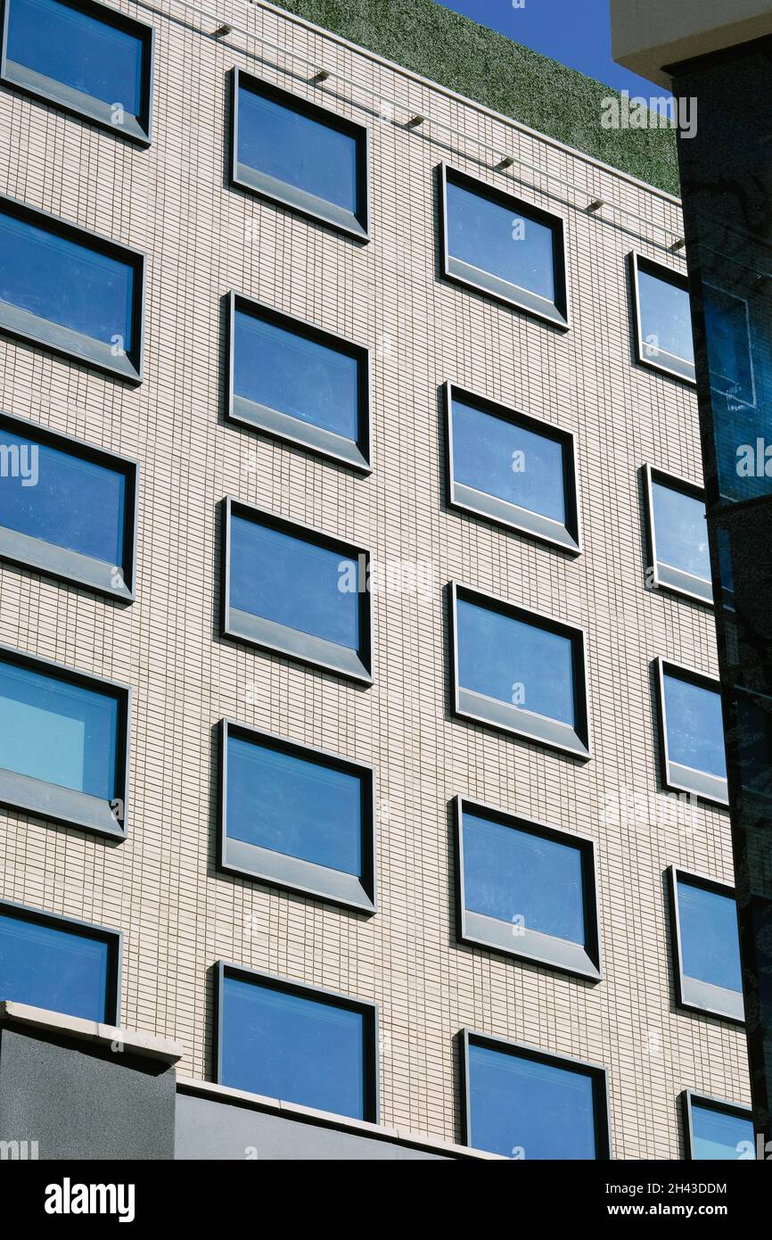 Griglia delle finestre delle camere dell'hotel sulla facciata Nord. Radisson RED Rosebank, Johannesburg, Sudafrica. Architetto: dhk Architects, 2021. Foto Stock