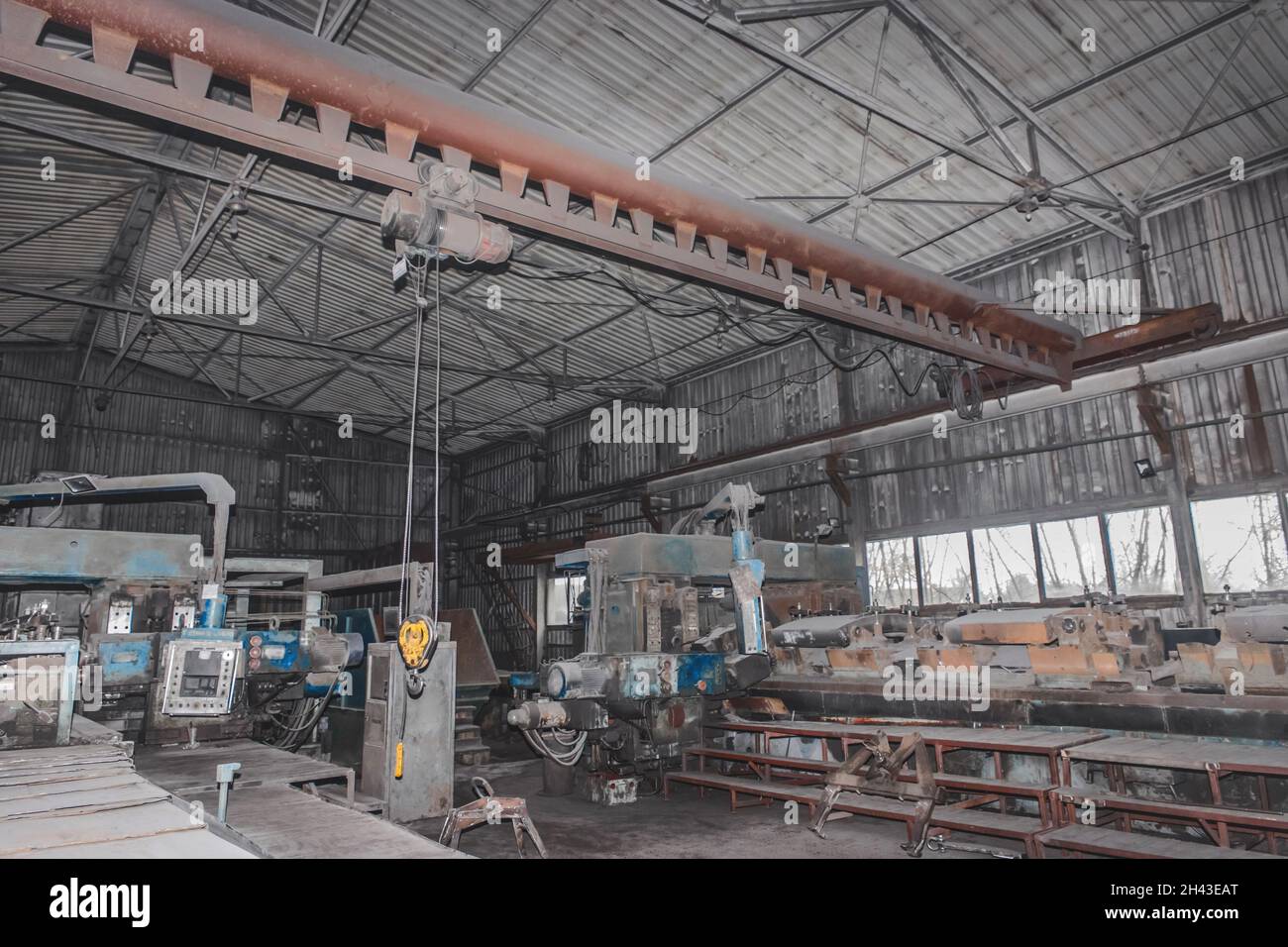 Piano generale dell'officina industriale della produzione dell'impianto con vecchie macchine e attrezzature per la produzione di fabbriche di lavorazione dei metalli. Foto Stock