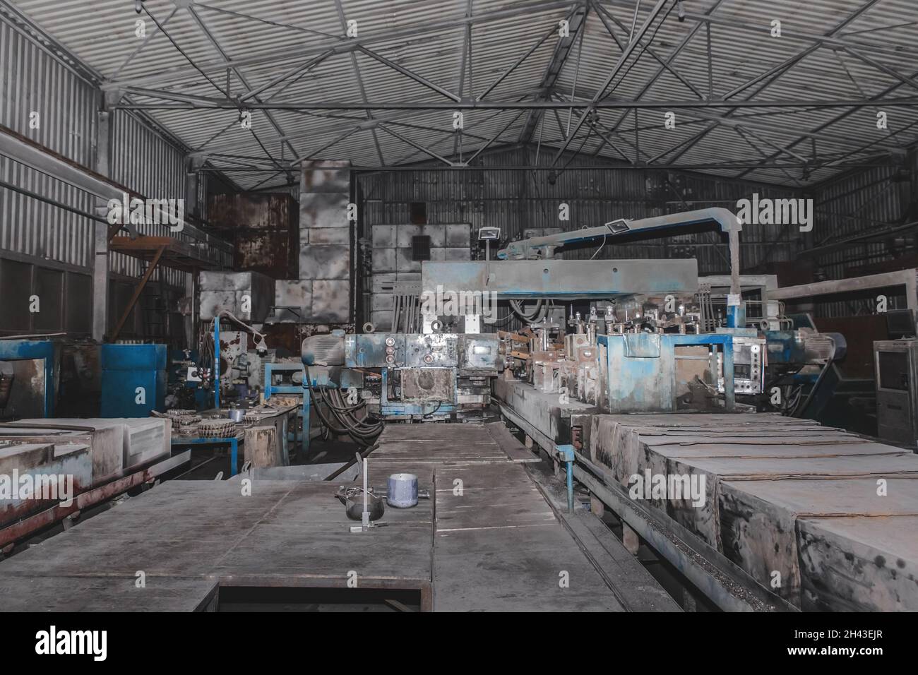 Piano generale dell'officina industriale della produzione dell'impianto con vecchie macchine e attrezzature per la produzione di fabbriche di lavorazione dei metalli. Foto Stock