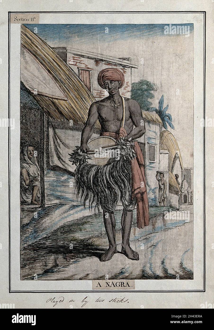 Musicista con un nagra, un tipo di tamburo suonato con bastoni, Calcutta, Bengala Occidentale. Incisione colorata di Francois Balthazar Solvyns, 1799. Foto Stock