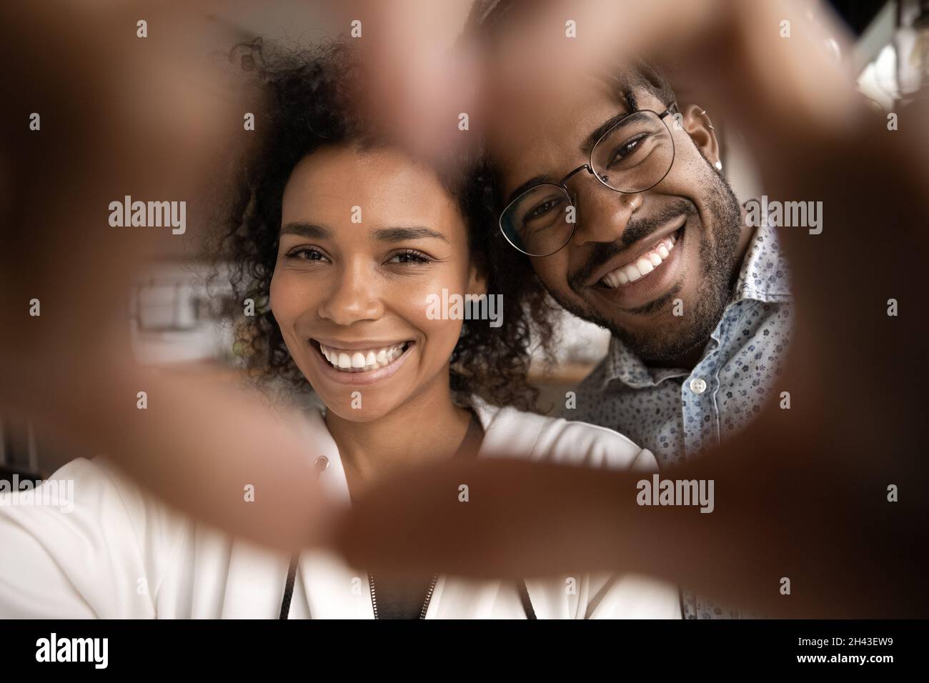 Primo piano sincera coppia afroamericana che mostra il simbolo del cuore. Foto Stock