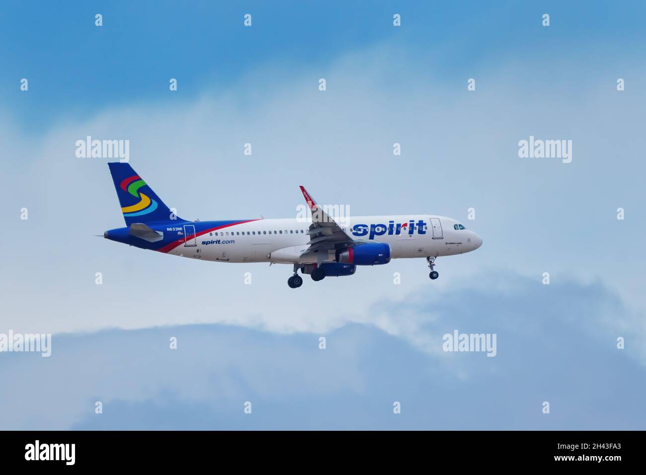 DENVER, USA-OTTOBRE 17: Airbus A320 operata da Spirit vola il 17 Ottobre 2020 vicino all'Aeroporto Internazionale di Denver, Colorado. Lo Spirito è un americano ul Foto Stock