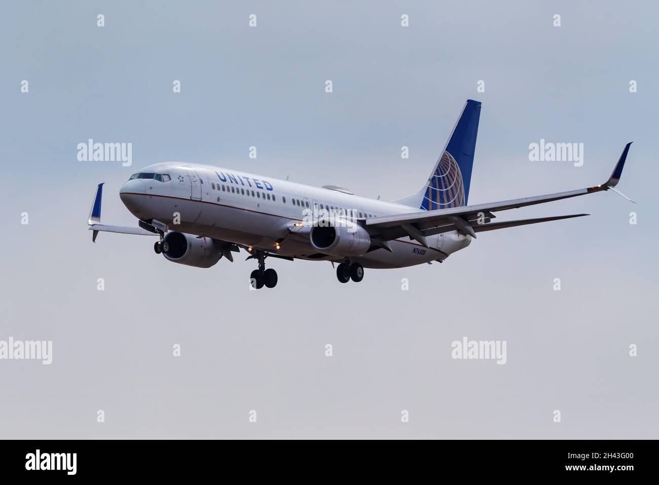 DENVER, USA-OTTOBRE 17:Boeing 737 gestito da United lands il 17 ottobre 2020 all'aeroporto internazionale di Denver, Colorado. United è il terzo più grande Foto Stock