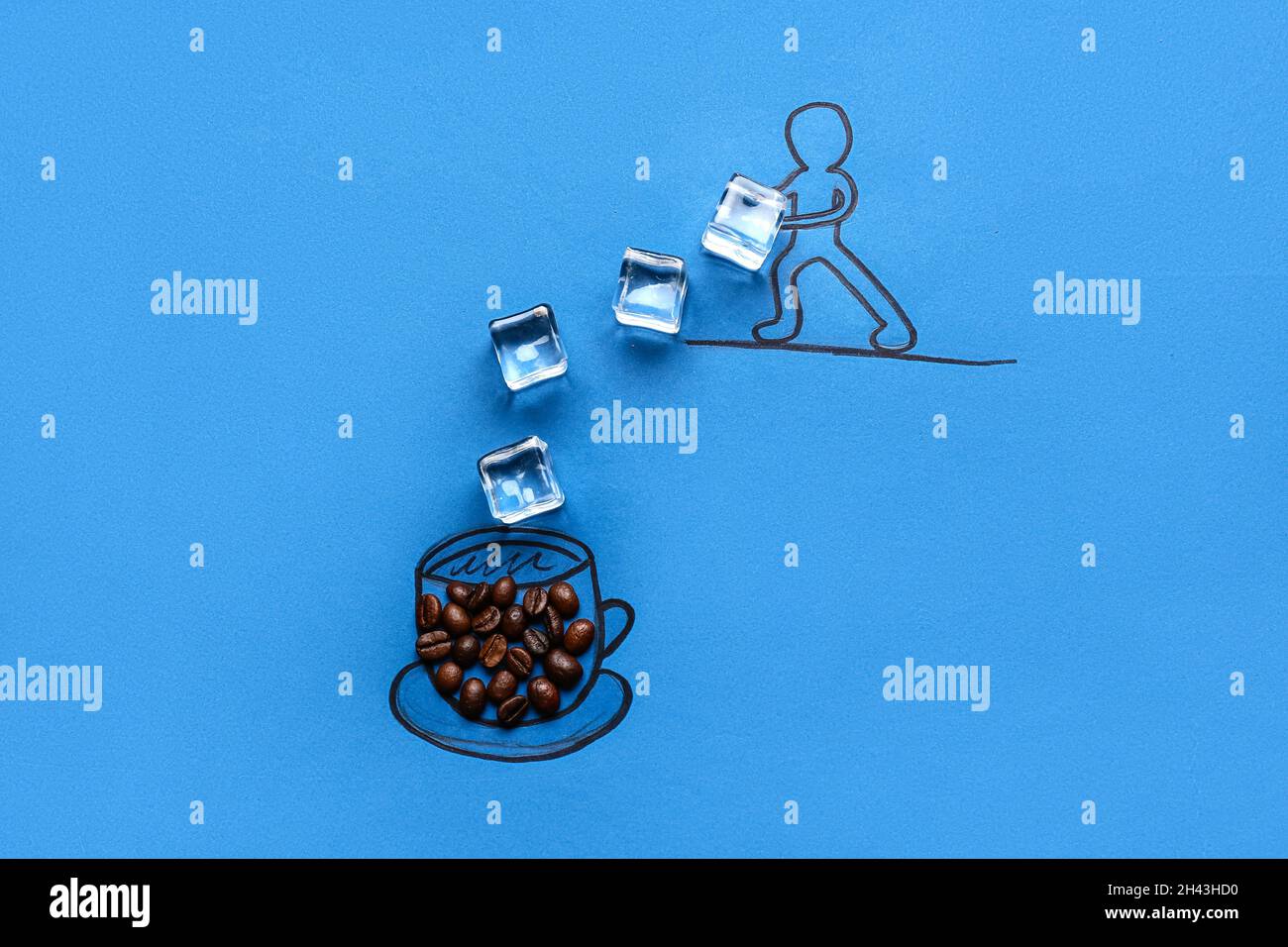 Composizione creativa con chicchi di caffè e ghiaccio su sfondo colorato Foto Stock