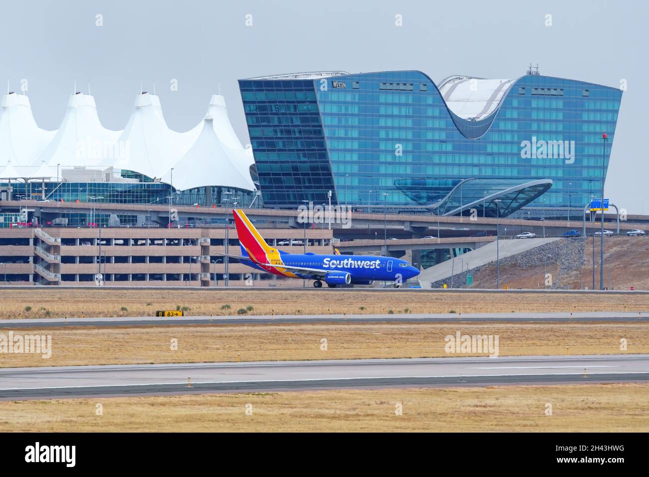 DENVER, USA-OTTOBRE 17: Boeing 737 gestito da taxi Southwest il 17 ottobre 2020 presso l'aeroporto internazionale di Denver, Colorado. Southwest Airlines era f Foto Stock