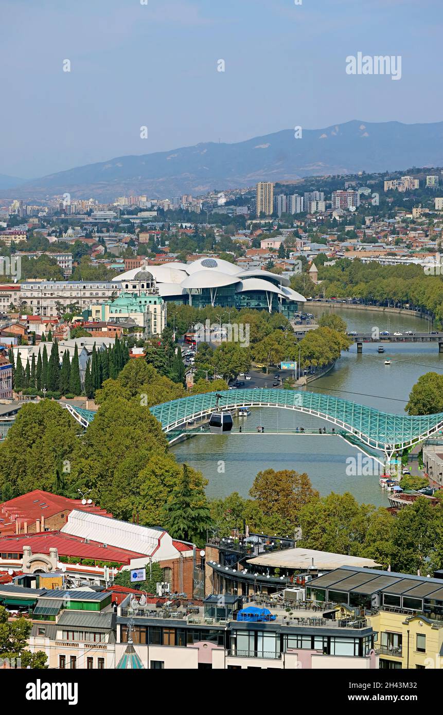 Splendida vista aerea della vecchia Tbilisi con il famoso Ponte della Pace e funivia, Tbilisi, Georgia Foto Stock