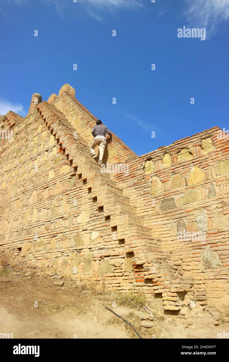 Visita scalata sui ripidi gradini del muro resti della fortezza di Narikala, Old Tbilisi, Georgia Foto Stock