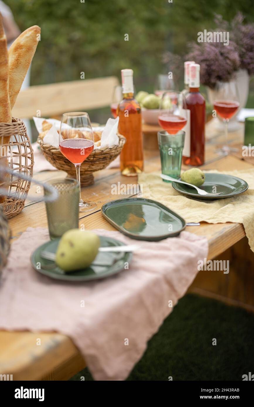Tavolo da picnic con vino, frutta biologica e pane Foto Stock