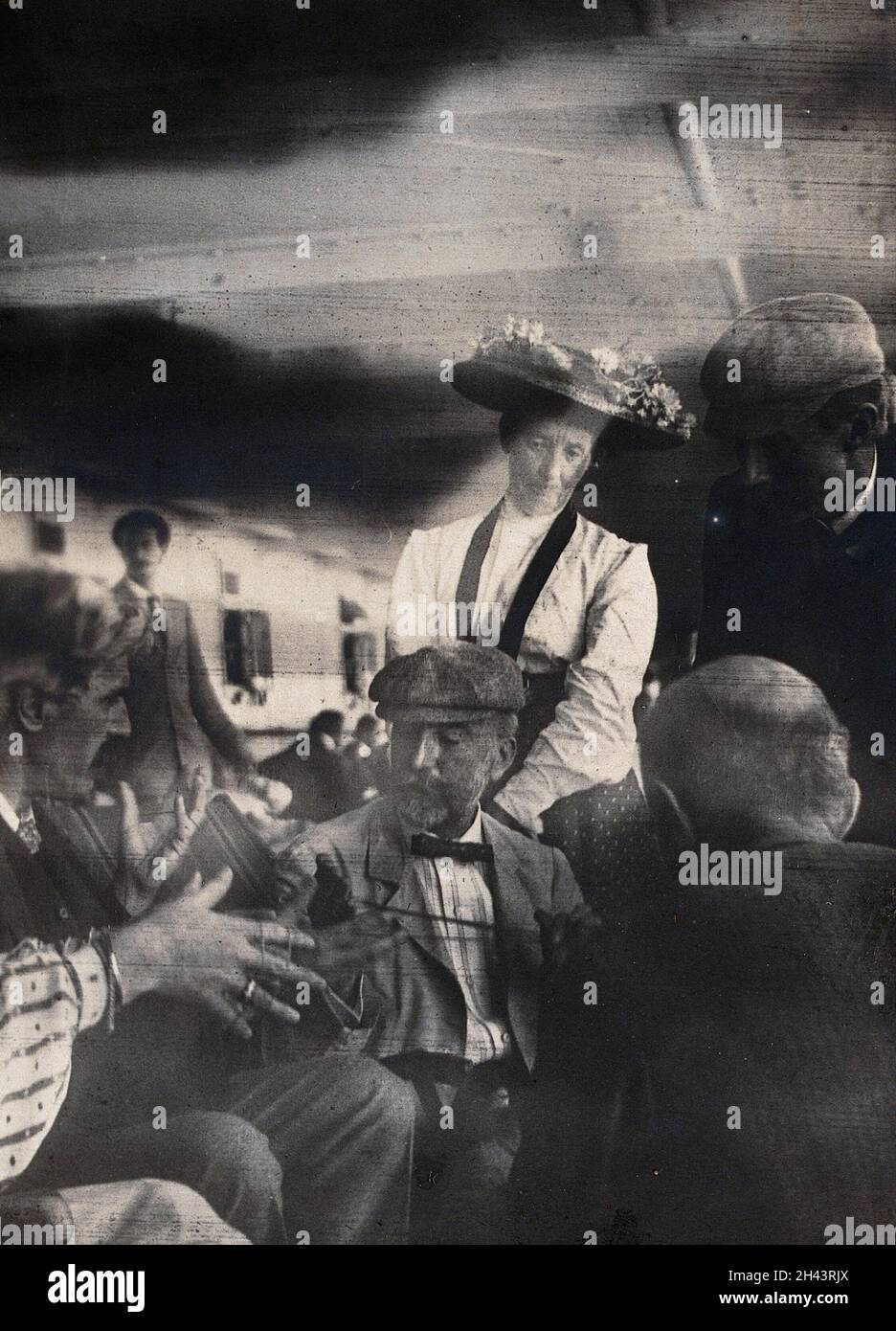 Membri della British Association che giocano la culla del gatto a bordo di una nave in viaggio verso il Sud Africa. Fotografia di J.T. Bottomley, 1905. Foto Stock