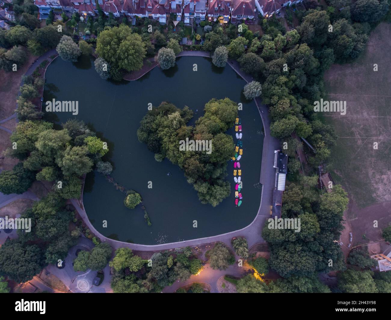 Vista aerea dall'alto verso il basso di barche colorate nel lago all'Alexandra Palace nel nord di Londra Foto Stock