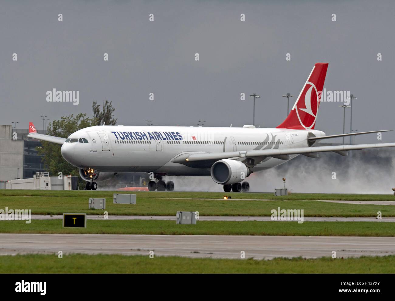 Turkish Airlines Airbus A330-303, TC-LNF, in direzione del decollo all'aeroporto di Manchester Foto Stock