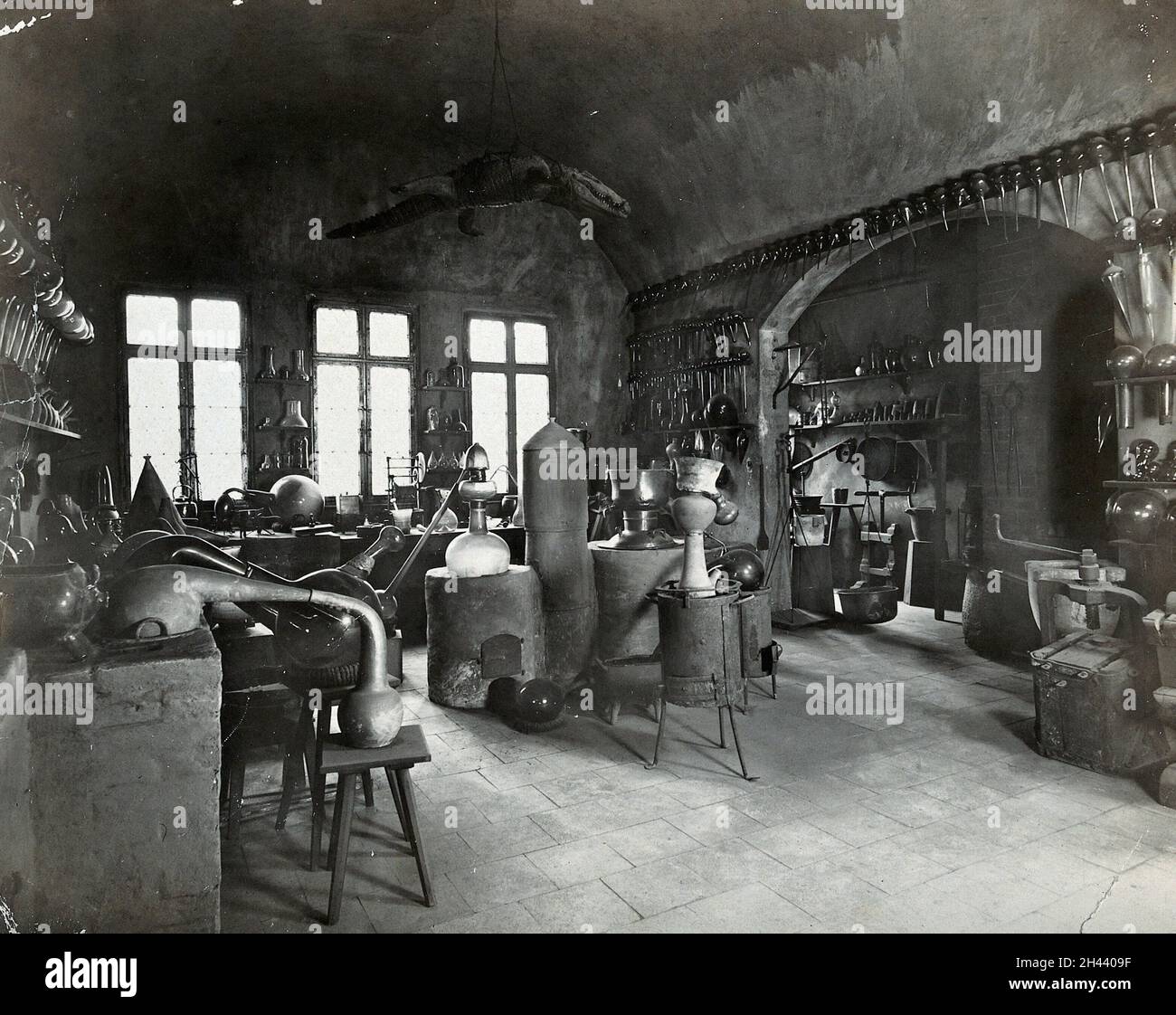 Un laboratorio (una ricostruzione museale), con una mostra di attrezzature farmaceutiche storiche, Germania. Fotografia, 1900/1910. Foto Stock