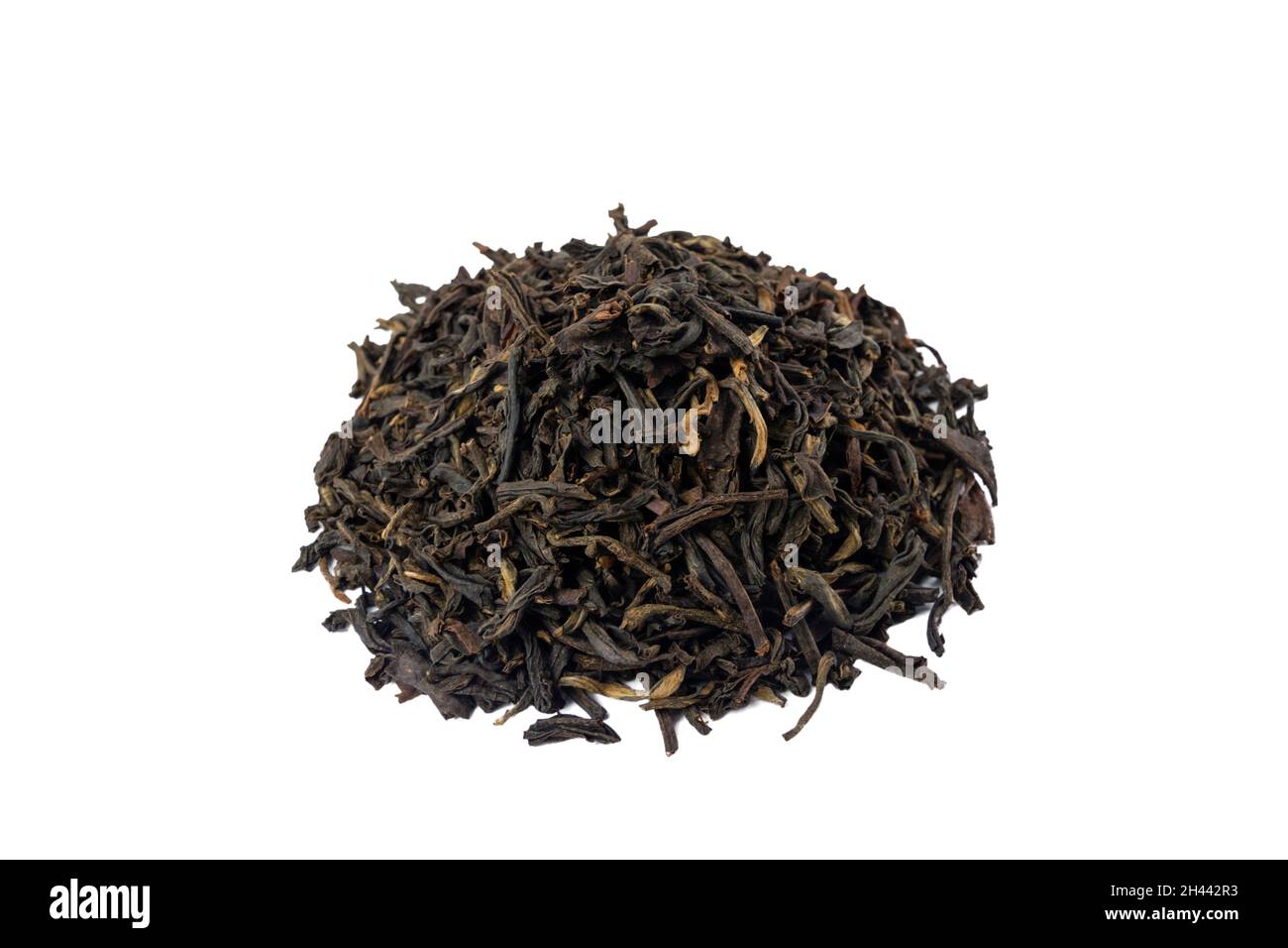 yunnan cumulo di tè nero isolato su sfondo bianco. Foto Stock