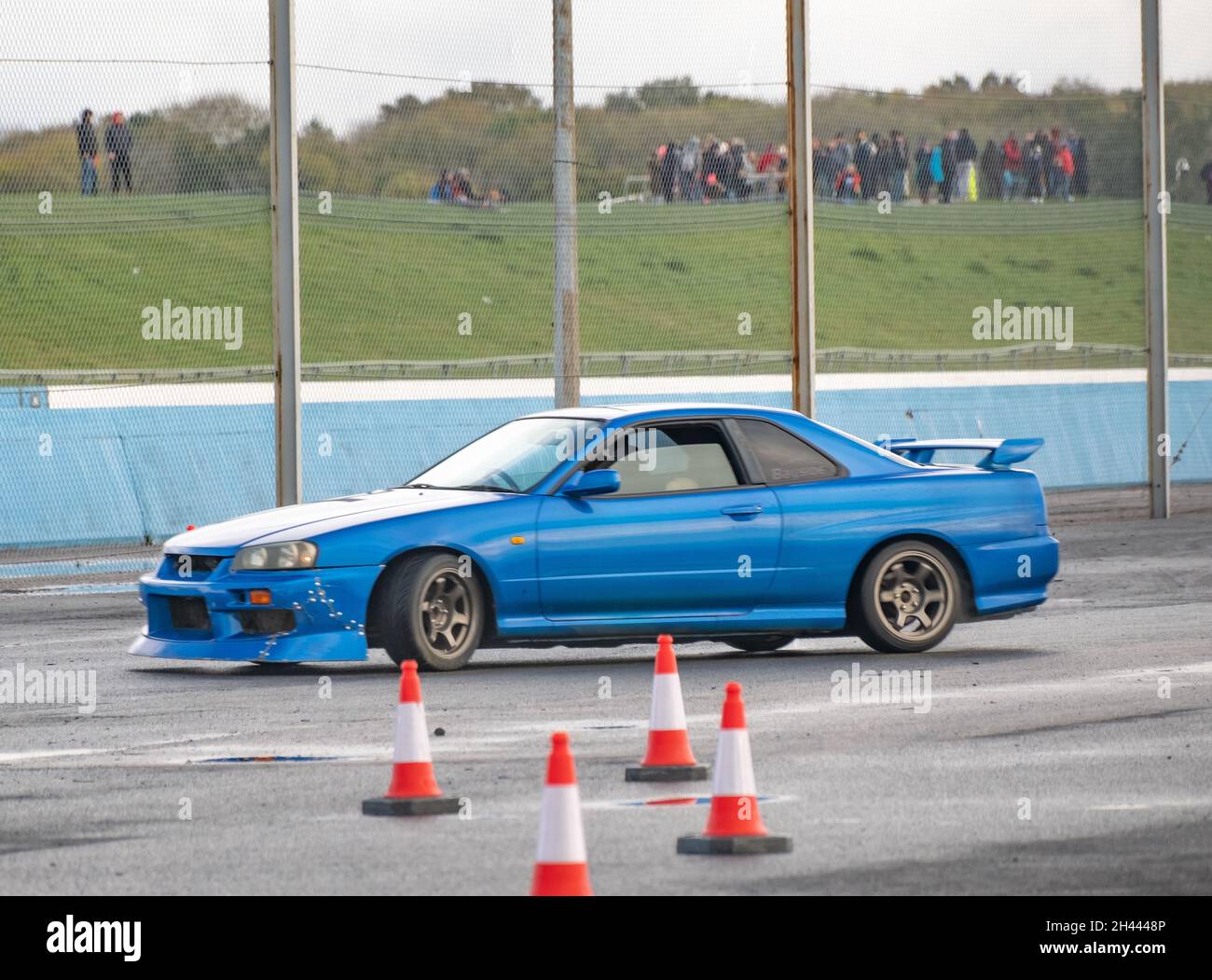 La classica trazione posteriore Nissan Skyline si svolge all'evento Flame & Thunder Motor che si tiene all'autodromo di Santa Pod, ottobre 2021 Foto Stock