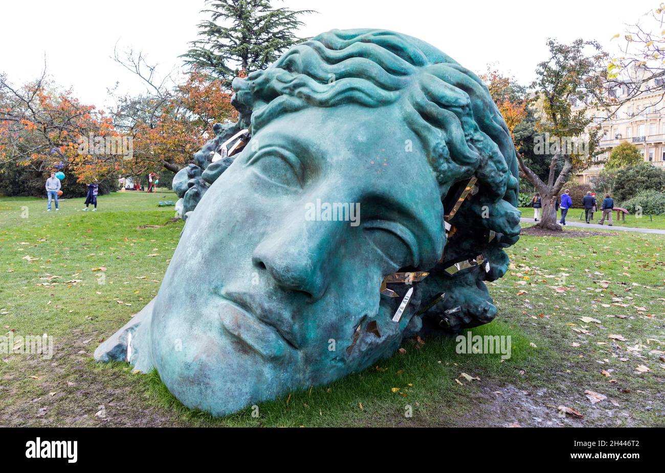 Giant Bronze Head Frieze Sculpture Regents Park London 2021 Foto Stock