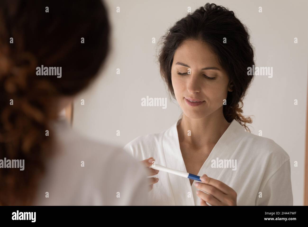 Giovane donna che utilizza la moderna e accurata ovulazione casa test Foto Stock