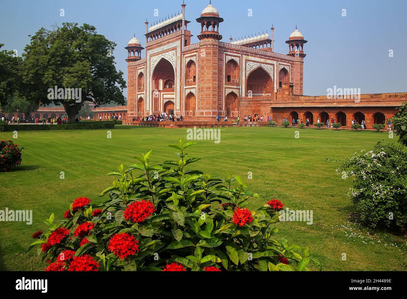 Darwaza-i-Rauza (Porta grande) in Chowk-ho Jilo Khana cortile, Taj Mahal complessa, Agra, India. Il gate è l'ingresso principale alla tomba. Foto Stock