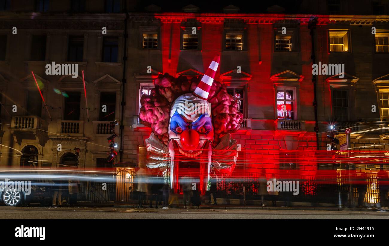 Un clown spoky per Halloween decora la parte anteriore del famoso Annabel a Mayfair, Londra. Foto Stock