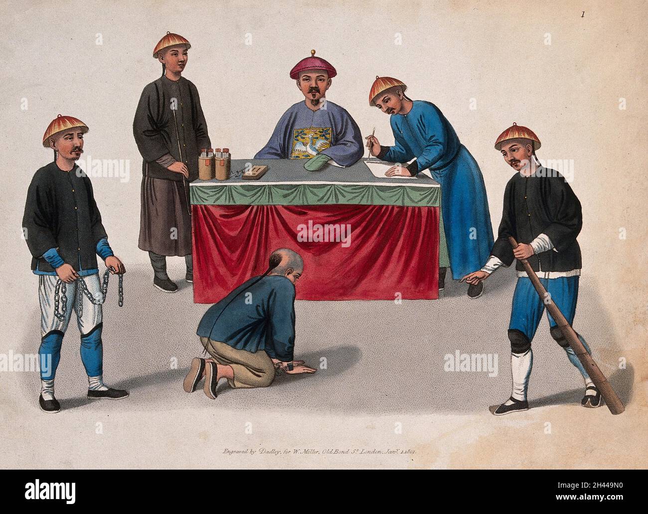 Un uomo cinese con le mani legate, circondato da una guardia che tiene una catena e una guardia che tiene un bastone, si inginocchierà davanti a un uomo seduto alla sua scrivania e ai suoi due assistenti. Stampa a colori di Dadley, 1801. Foto Stock