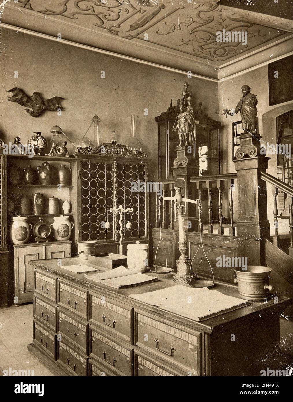 L'interno di un negozio di farmacia del XVII secolo è stato ricreato per il Museo Nazionale Tedesco di Nürnberg. Fotografia. Foto Stock