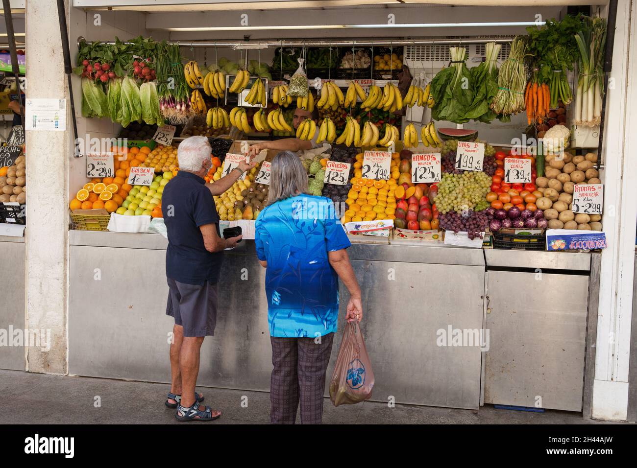 Bancarella di frutta e verdura nel mercato centrale di Cadice Foto Stock