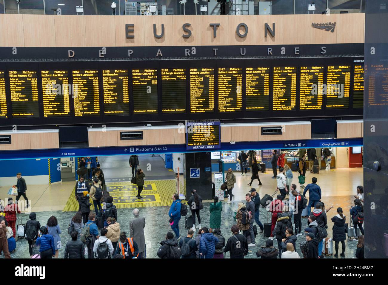 Londra Euston, Regno Unito 31 ottobre 2021: I passeggeri della ferrovia in trefolo che si dirigeranno verso il vertice climatico della COP26 a Glasgow, aspettando nella stazione ferroviaria di Euston a causa del maltempo di intense tempeste, venti elevati che causano danni ai cavi elettrici aerei lungo il tragitto verso nord e alberi caduti sulla pista ferroviaria. Credit: Xiu Bao/Alamy Live News Foto Stock