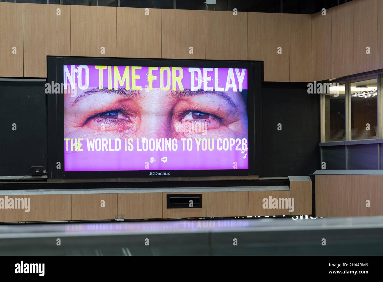 Londra Euston, UK 31 ottobre 2021: Lo slogan billboard visualizzato sullo schermo a LED indica "NESSUN TEMPO PER IL RITARDO" e "IL MONDO TI STA GUARDANDO COP26" alla stazione ferroviaria di Euston per ricordare ai partecipanti che si recano al summit climatico COP26 che si svolge a Glasgow. Credit: Xiu Bao/Alamy Live News Foto Stock