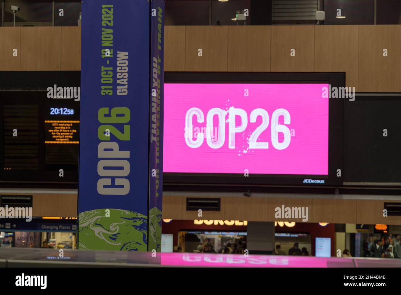 Londra Euston, Regno Unito 31 ottobre 2021: I passeggeri della ferrovia in trefolo che si dirigeranno verso il vertice climatico della COP26 a Glasgow, aspettando nella stazione ferroviaria di Euston a causa del maltempo di intense tempeste, venti elevati che causano danni ai cavi elettrici aerei lungo il tragitto verso nord e alberi caduti sulla pista ferroviaria. Credit: Xiu Bao/Alamy Live News Foto Stock