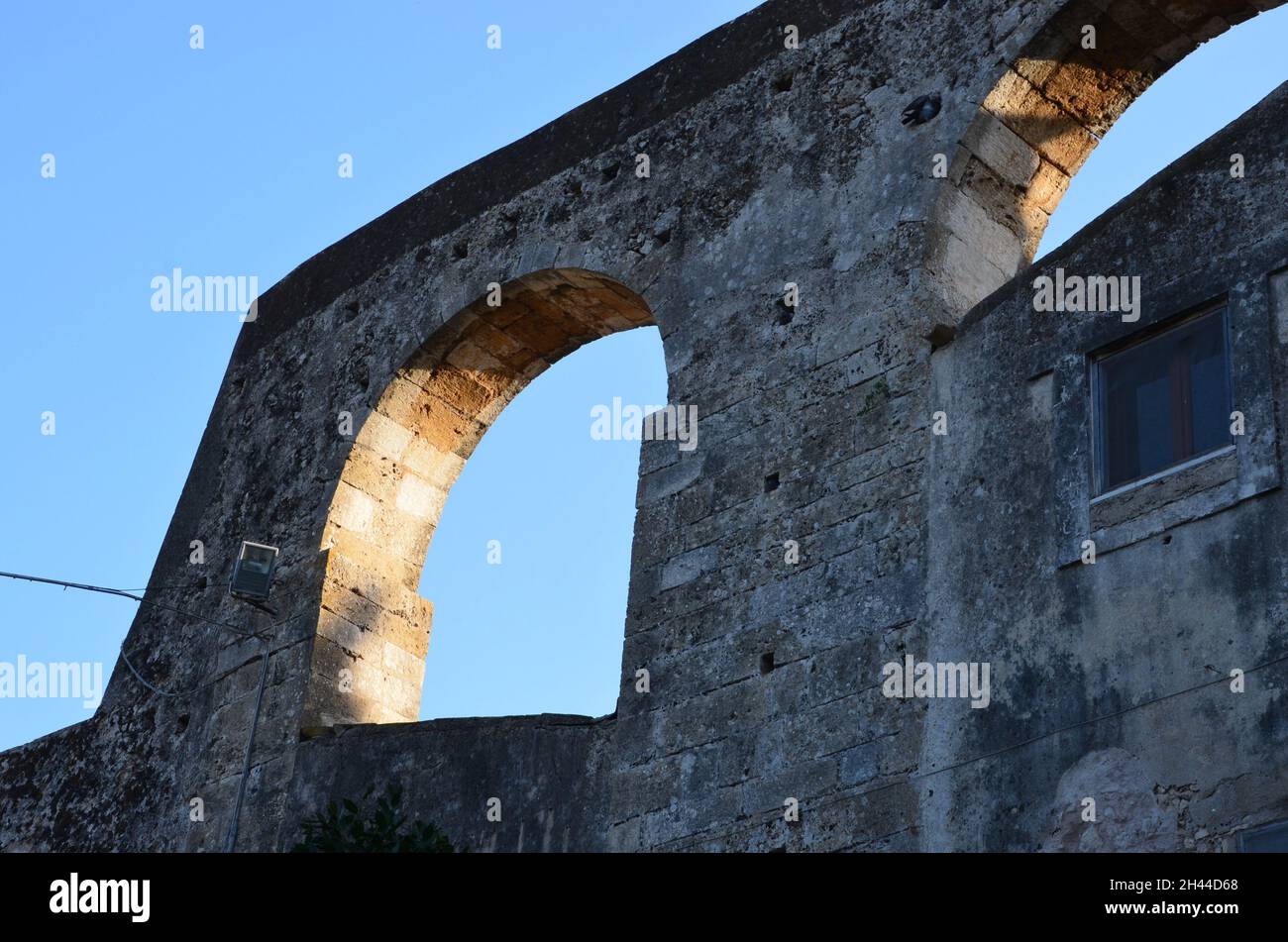 Alcune foto del parco archeologico della bellissima città più antica di Siracusa, colonia costruita dai Greci, in un soleggiato pomeriggio estivo. Foto Stock