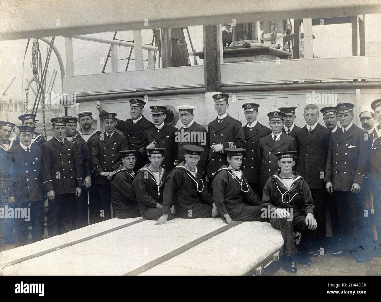 Gli ufficiali e l'equipaggio di Sir Ernest Shackleton sul ponte della Nimrod: Spedizione in Antartide, 1907. Fotografia, 1907. Foto Stock
